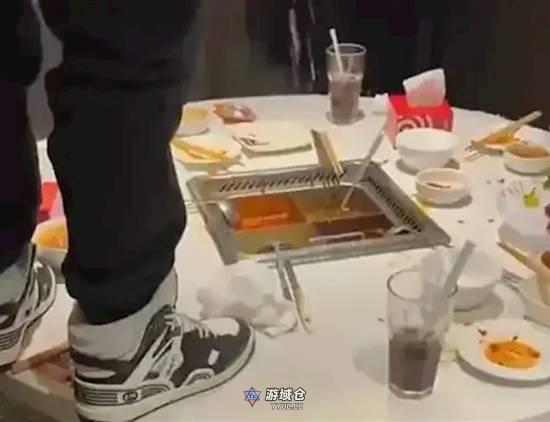 两17岁男子往火锅里撒尿！海底捞小便事件判赔220万