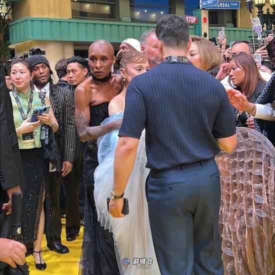 男子公开强行搂抱A妹!遭当地政府起诉 男子公开强行搂抱A妹!遭当地政府起诉