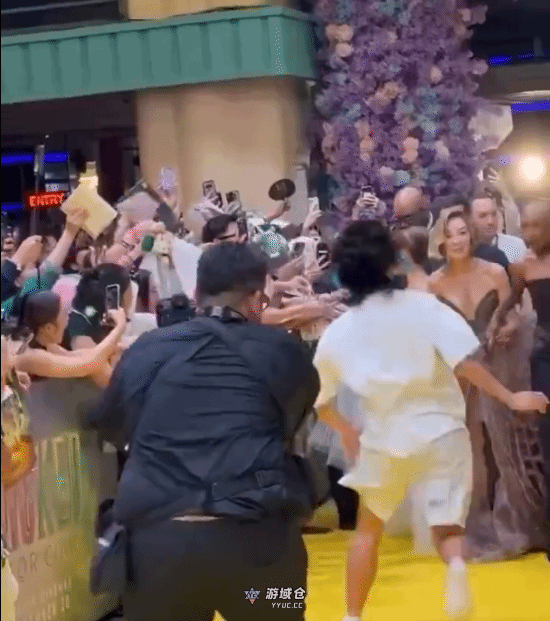 男子公开强行搂抱A妹!遭当地政府起诉 男子公开强行搂抱A妹!遭当地政府起诉