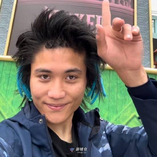 男子公开强行搂抱A妹!遭当地政府起诉 男子公开强行搂抱A妹!遭当地政府起诉