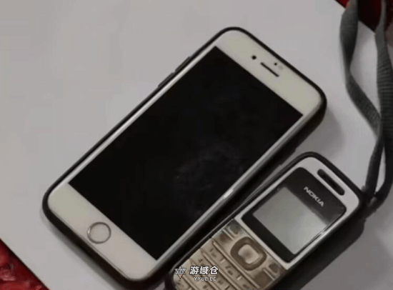 大衣哥成名15年仍在用18年前的诺基亚 苹果也已用8年