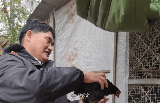 大衣哥成名15年仍在用18年前的诺基亚 苹果也已用8年