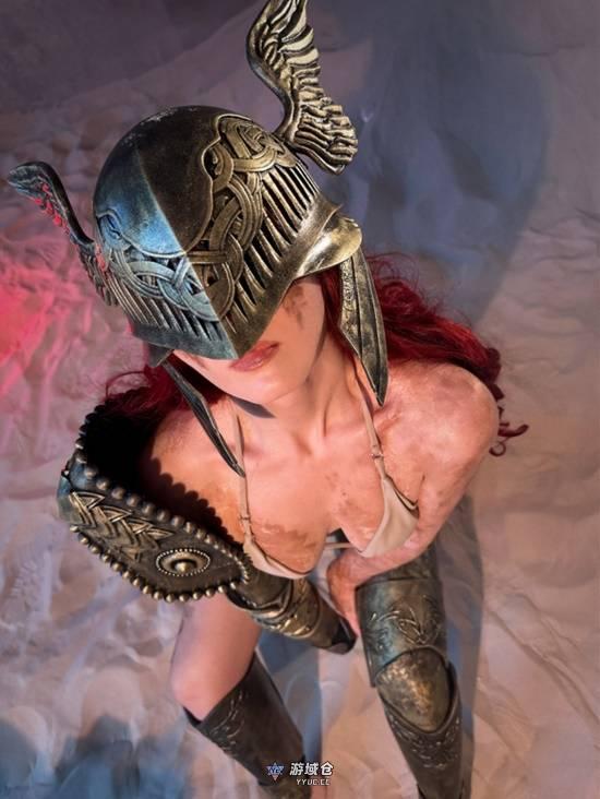 俄妹COS《超英》女主金耀光 抹胸长裙眼神魅惑