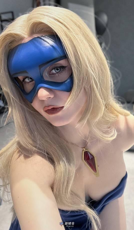 俄妹COS《超英》女主金耀光 抹胸长裙眼神魅惑