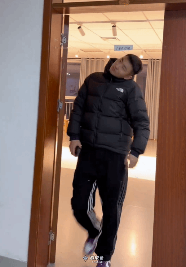 老师晒山东男高中生身高:全班走到180的位置都要低头 老师晒山东男高中生身高:全班走到180的位置都要低头