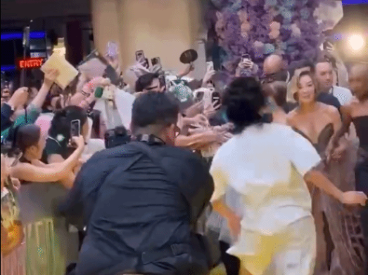 男子公开强行搂抱A妹!遭当地政府起诉