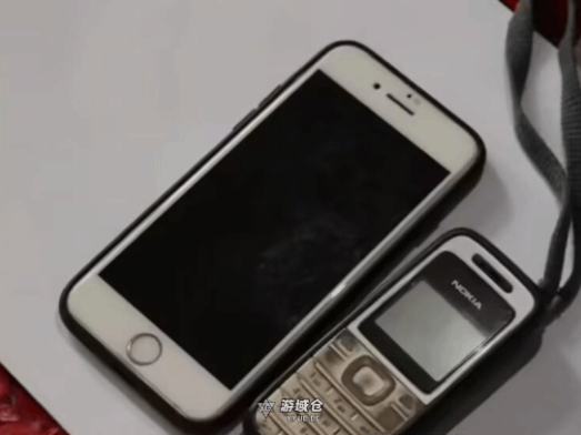 大衣哥成名15年仍在用18年前的诺基亚 苹果也已用8年